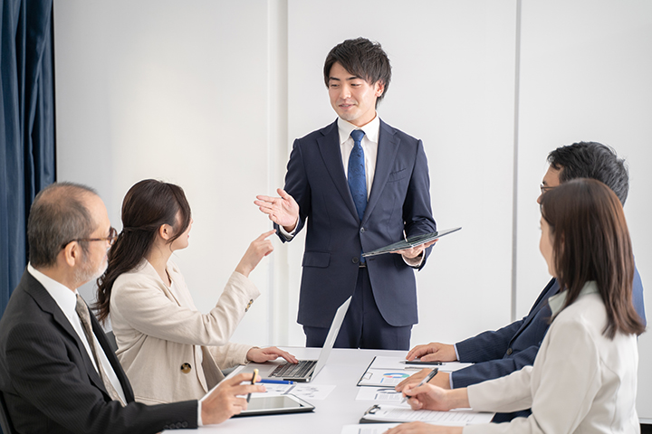 ファシリテーションのことなら、岐阜県唯一の専門家にお任せを。ファシリテーションとは会議を円滑に進行し、チームの力を最大限に引き出すこと。ファシリテーターとは単なる司会ではなく意見とやる気を引き出す役割。中小企業等の組織活性化、心理的安全性の向上、風土づくり、チームビルディング、SDGsの促進等に必須のスキルです。管理職等の人材育成、社員教育に、その意味や手法、コツを研修や講座でお教えします。オンライン会議、WEB会議も対応。地域は岐阜、愛知、名古屋、東海地方はじめ全国に対応。