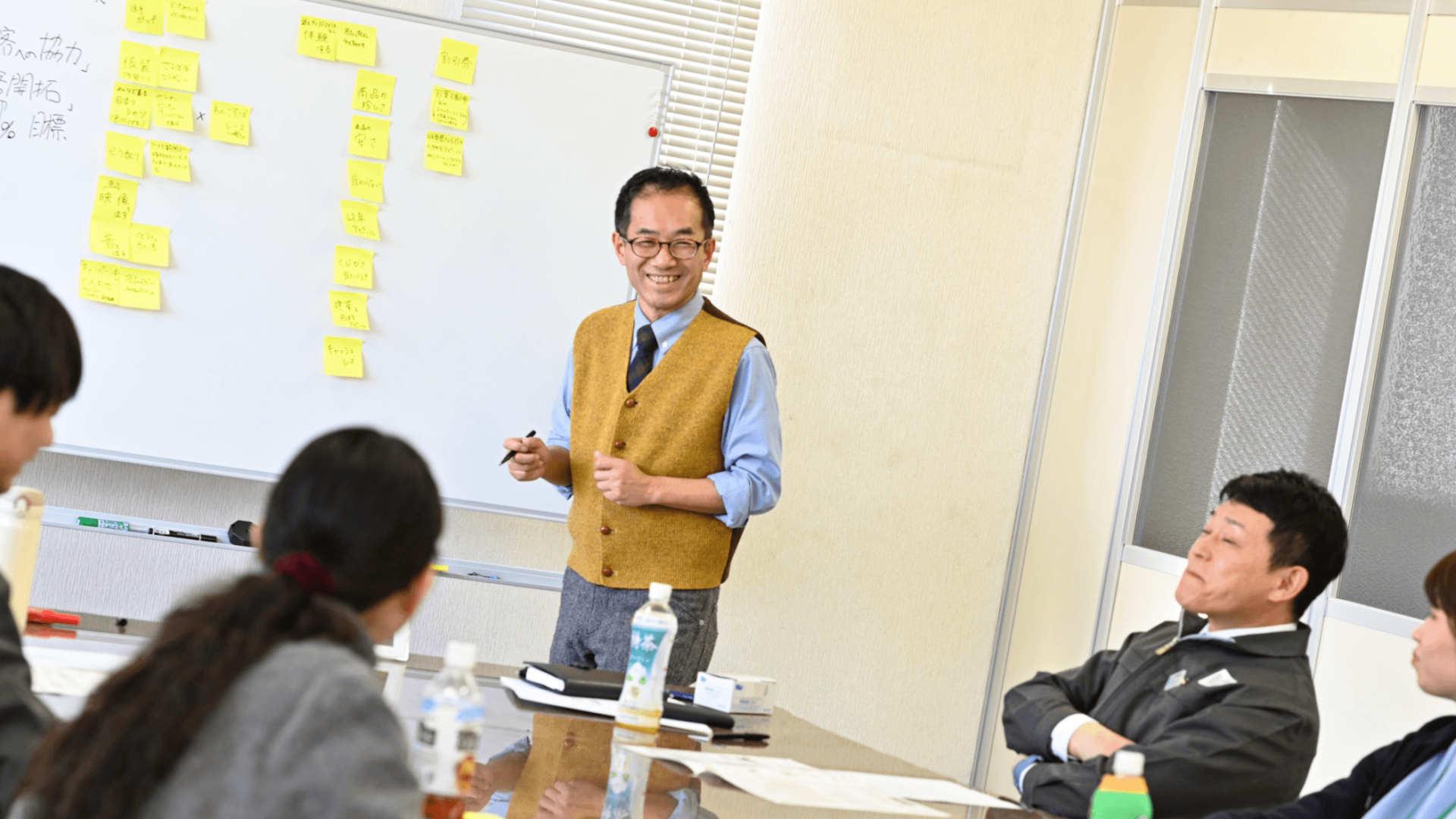 組織づくりと人材育成のことなら、実績あるファシリテーターにお任せを。自走型組織、自律型組織への組織変革、組織開発、チームビルディング、リーダー育成、社員教育、会議・ミーティングの活性化をプロのファシリテーションの技術で実現します。心理的安全性を向上させ、指示待ち社員の主体性とやる気を引き出し、持続的に発展する強い組織づくりを伴走支援します。神戸を拠点に関西、東海、岐阜県、全国で対面・オンラインでの研修に対応しています。