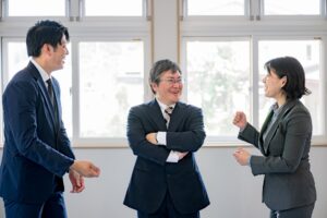 組織づくりと人材育成のことなら、実績あるファシリテーターにお任せを。自走型組織、自律型組織への組織変革、組織開発、チームビルディング、リーダー育成、社員教育、会議・ミーティングの活性化をプロのファシリテーションの技術で実現します。心理的安全性を向上させ、社員の主体性とやる気を引き出し、持続的に発展する強い組織づくりを伴走支援します。神戸を拠点に関西、東海、岐阜県、全国で対面・オンラインでの研修に対応しています。