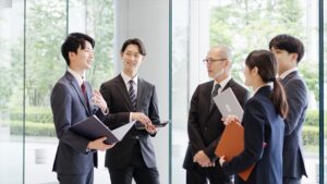 組織づくりと人材育成のことなら、実績あるファシリテーターにお任せを。自走型組織、自律型組織への組織変革、組織開発、チームビルディング、リーダー育成、社員教育、会議・ミーティングの活性化をプロのファシリテーションの技術で実現します。心理的安全性を向上させ、社員の主体性とやる気を引き出し、持続的に発展する強い組織づくりを伴走支援します。神戸を拠点に関西、東海、岐阜県、全国で対面・オンラインでの研修に対応しています。