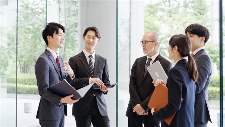 組織づくりと人材育成のことなら、実績あるファシリテーターにお任せを。自走型組織、自律型組織への組織変革、組織開発、チームビルディング、リーダー育成、社員教育、会議・ミーティングの活性化をプロのファシリテーションの技術で実現します。心理的安全性を向上させ、社員の主体性とやる気を引き出し、持続的に発展する強い組織づくりを伴走支援します。神戸を拠点に関西、東海、岐阜県、全国で対面・オンラインでの研修に対応しています。