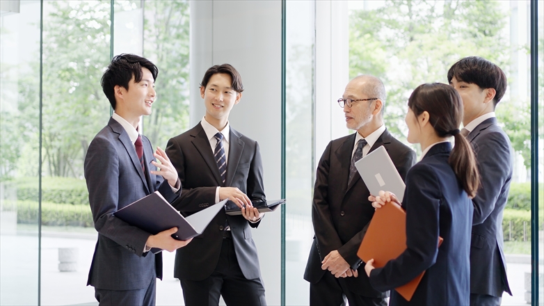 組織づくりと人材育成のことなら、実績あるファシリテーターにお任せを。自走型組織、自律型組織への組織変革、組織開発、チームビルディング、リーダー育成、社員教育、会議・ミーティングの活性化をプロのファシリテーションの技術で実現します。心理的安全性を向上させ、社員の主体性とやる気を引き出し、持続的に発展する強い組織づくりを伴走支援します。神戸を拠点に関西、東海、岐阜県、全国で対面・オンラインでの研修に対応しています。