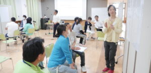組織づくりと人材育成のことなら、実績あるファシリテーターにお任せを。自走型組織、自律型組織への組織変革、組織開発、チームビルディング、リーダー育成、社員教育、会議・ミーティングの活性化をプロのファシリテーションの技術で実現します。心理的安全性を向上させ、社員の主体性とやる気を引き出し、持続的に発展する強い組織づくりを伴走支援します。神戸を拠点に関西、東海、岐阜県、全国で対面・オンラインでの研修に対応しています。