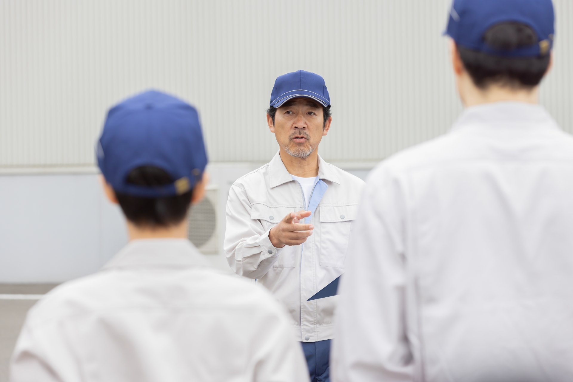 組織づくりと人材育成のことなら、実績あるファシリテーターにお任せを。自走型組織、自律型組織への組織変革、組織開発、チームビルディング、リーダー育成、社員教育、会議・ミーティングの活性化をプロのファシリテーションの技術で実現します。心理的安全性を向上させ、指示待ち社員の主体性とやる気を引き出し、持続的に発展する強い組織づくりを伴走支援します。神戸を拠点に関西、東海、岐阜県、全国で対面・オンラインでの研修に対応しています。